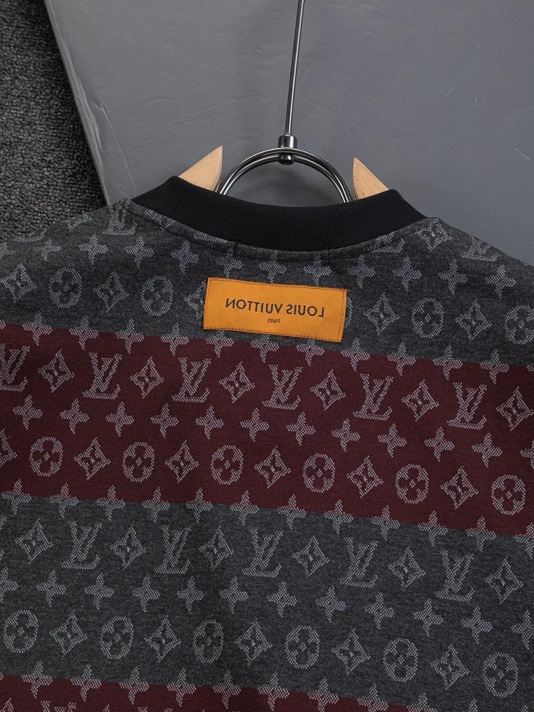 🅿️200 Louis Vuitton 1V LV lv slightly wide version S-XL LV 26ss new products are available at counters simultaneously. Multiple craftsmanship. Contrast color jacquard large stripes all over the body 🪡 embroidery. Round neck short-sleeved T-shirt, same style for men and women! Consigned to one-to-one creation. Synchronized with the official website, pure cotton fabrics at the counter! It is close to the skin and comfortable, durable and easy to wear. It has a classic and simple logo design and meticulous original craftsmanship. Short-sleeves, a must-have item for men, do not appear to be the same for the general public, but must be unique and eye-catching. This LV short-sleeve is all about quality, comfort, the same shape and fashion as always, including fabrics and cutting techniques. All of them have been made with great effort! 320 grams of washed pure cotton fabric, pure cotton is breathable, very refreshing and comfortable for daily wear. The rib knitting on the neckline is smooth and tight, and the neckline will not be skewed if you toss it at will. The loose version, you will find that it looks really good on the upper body. The overall is minimalist and neat, super versatile for daily use! Pair it casually with a pair of pants for a youthful look. A T-shirt will make your outfit crazy. It is a fashionable item that can never go wrong! Color: Green Burgundy Size: S-XL Size chart: S: Shoulder width 50-Bust 56-Length 70 M: Shoulder width 52-Bust 57-Length 72 L: Shoulder width 54-Bust 59-Length 74 XL: Shoulder width 56-Bust 62-Length 76